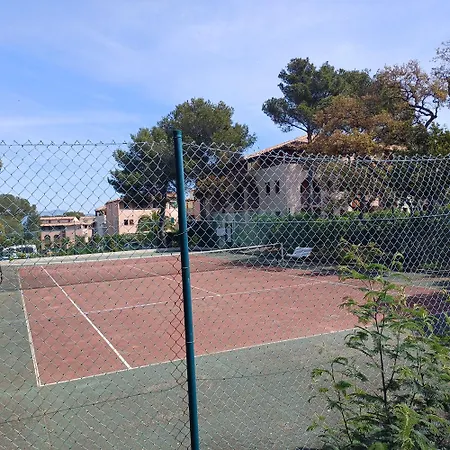 Bord De Résidence Piscine Tennis