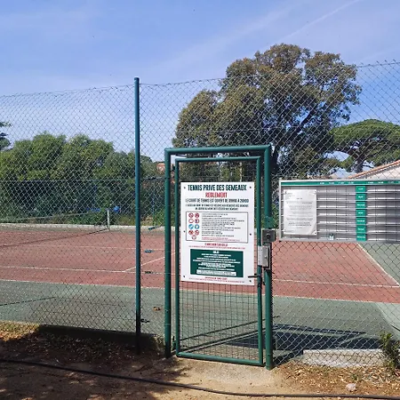 Bord De Piscine Tennis * Fréjus